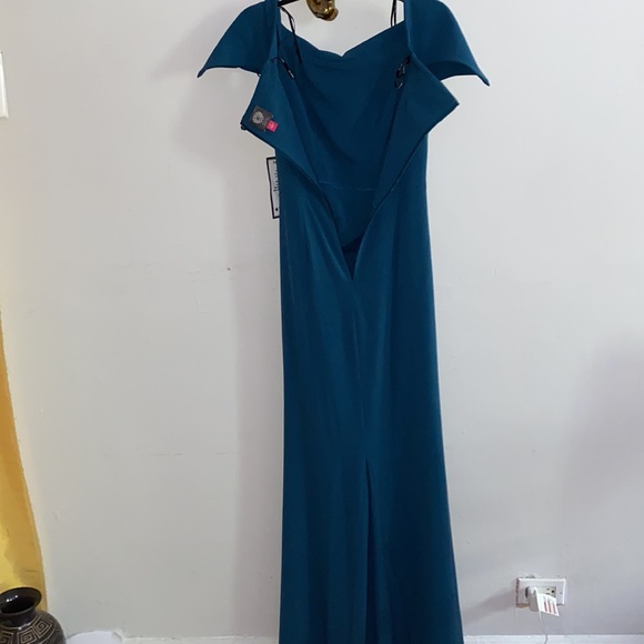 Vince Camuto Maxi Dress. - Picture 15 of 16